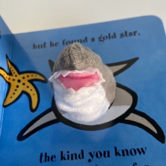 Little Shark Finger Puppet Book Chronicle Books - Picture 6 of 10